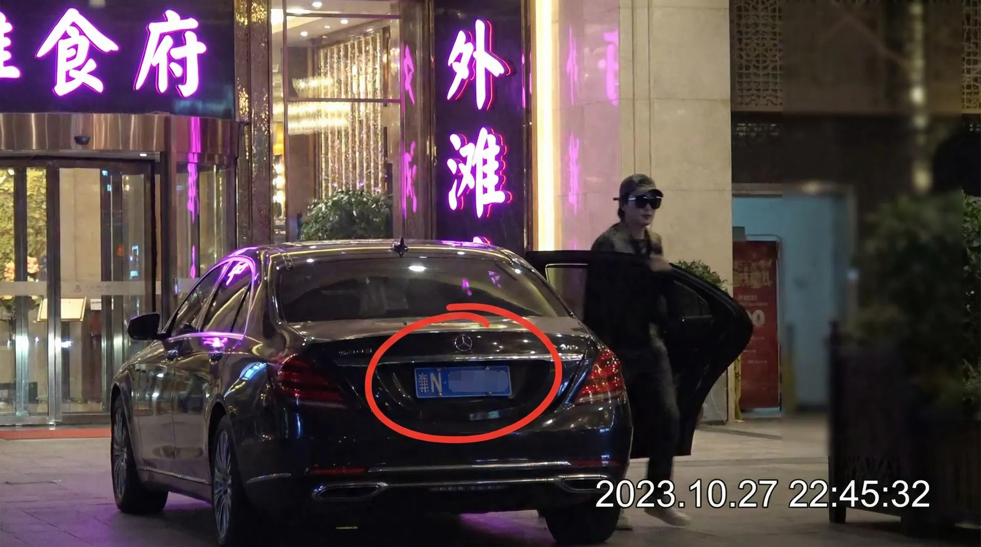 akgk701国产 - 豪车餐厅外偷拍